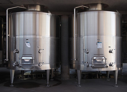 Recently, the white wine-making process is carried out mainly in tanks.