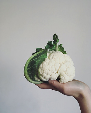 Growing a snow-white head of cauliflower is a real challenge and pleasure in the garden. So try to plant cauliflower plants in the garden or greenhouse.